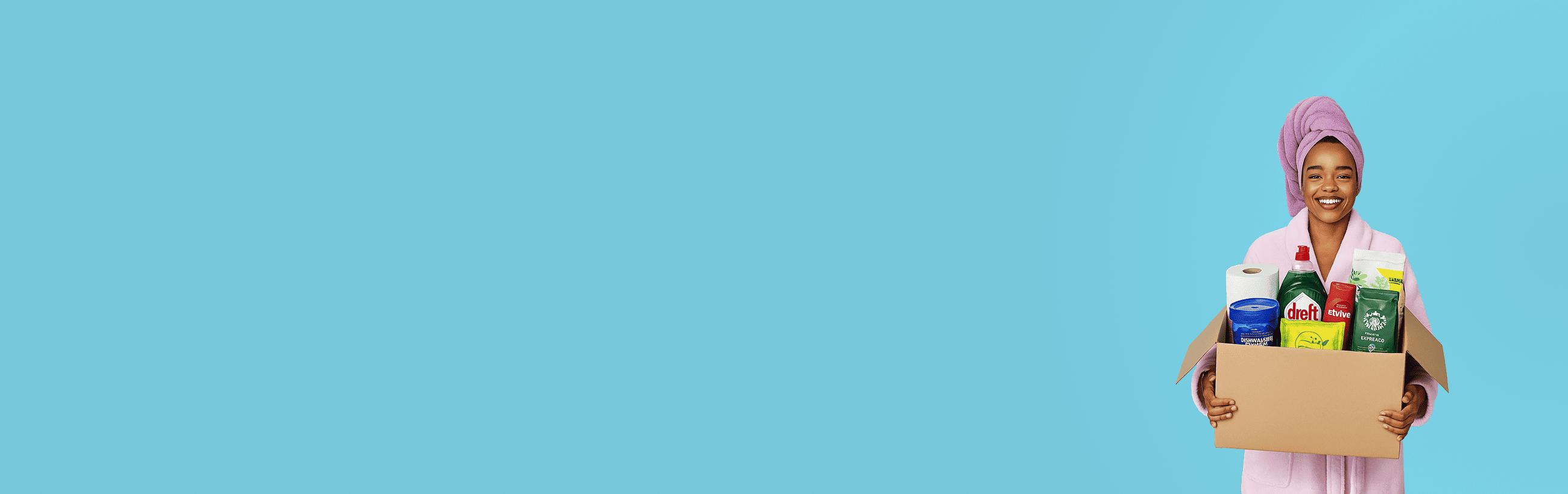 Mevrouw met een doos vol met huishoud producten zoals wasmiddel, vaatwastabletten, afwasmiddel.